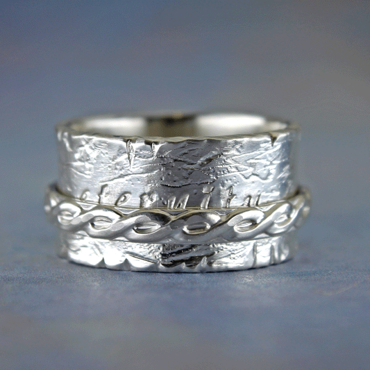 Spinner ring with inscription