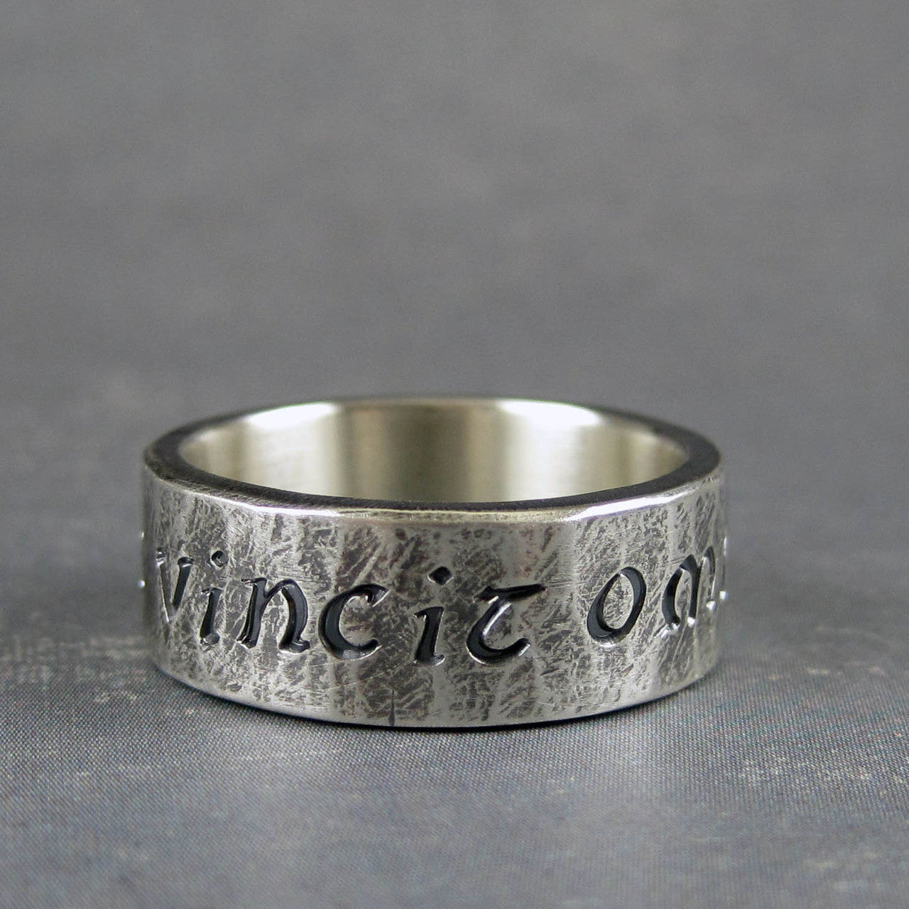 Amor vincit omnia on sale ring